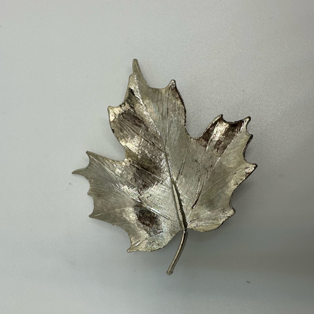 🔥Silver Toned Maple Leaf Brooch